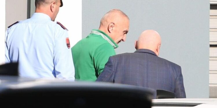 ARRESTIMI/ Momenti kur Ilir Meta del nga Drejtoria e Policisë, niset drejt bllokut të sigurisë te “Mine Peza”