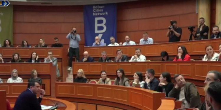 MBLIDHET KËSHILLI BASHKIAK PËR TIRANËN/ Opozita nuk e lejon të flasë, Veliaj: Ne punojmë, ju shkatërroni