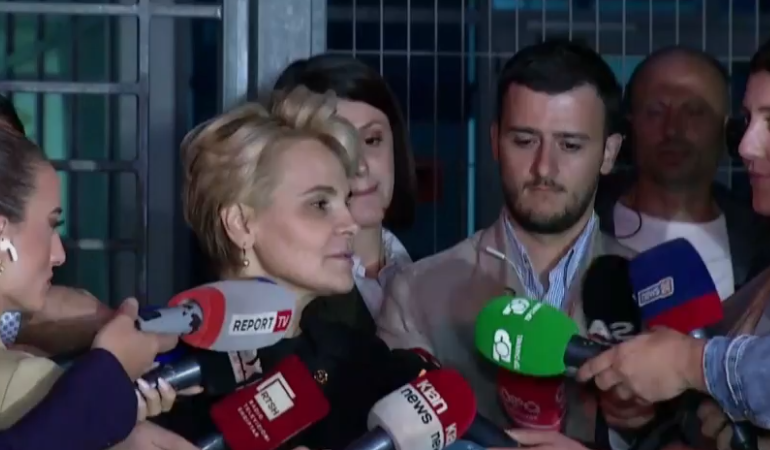 “NA VENDOSËN NË NJË SALLË PËR TË NA PROVOKUAR”/ Kryemadhi: Avokati duhet të kërkonte burg për mua dhe detyrim paraqitje për Metën