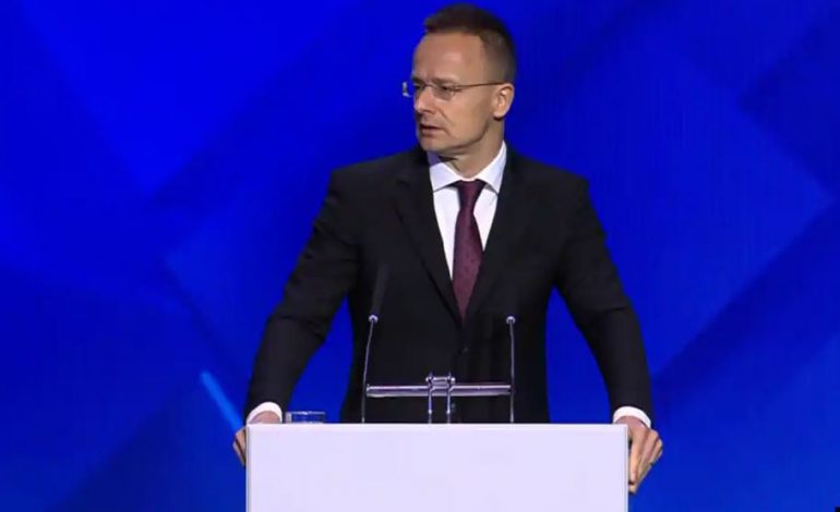 “DUHET DIALOG, JO IZOLIM”/ Kryediplomati hungarez kritikon sanksionet e BE-së gjatë vizitës në Minsk