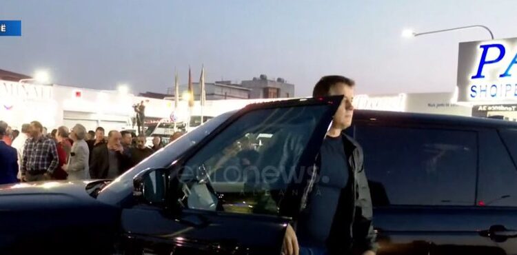 FOTOLAJM/ Mosbindja civile përdor makinat luksoze për bllokimin e akseve kryesore
