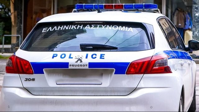 E PËSON KEQ SHQIPTARI NË GREQI/ Ngacmoi dhe puthi 18-vjeçaren në vendin e saj të punës, policia…