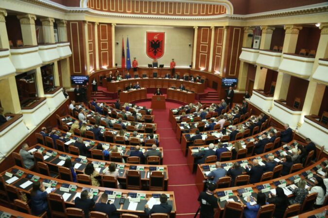 OPOZITA KA PARALAJMËRUAR PËRPLASJE/ Spiropali mbërrin në Kuvend, çfarë pritet sot në seancë (RENDI I DITËS)