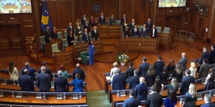 “SPIUNË, KRIMINELË, HAJNA…”/ Politika në Kosovë ashpërson gjuhën. Rrezik për dhunë