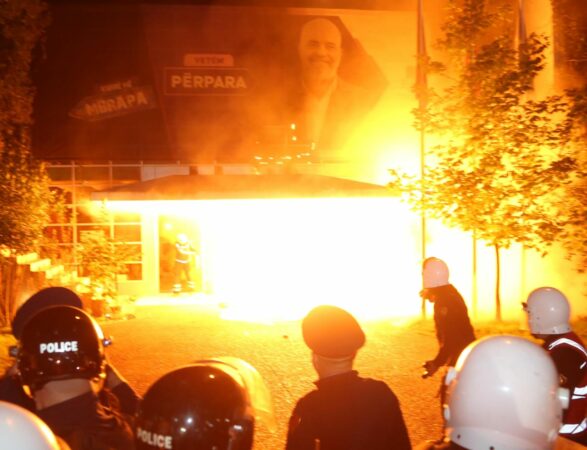 PROTESTA E OPOZITËS/ Policia ndalon dy persona, procedohen pesë të tjerë