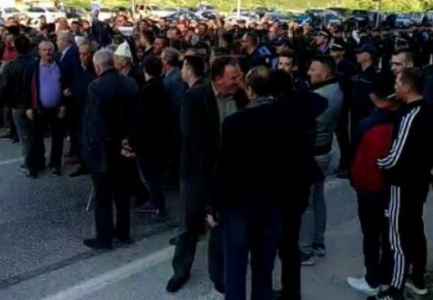 U SHPALLËN NË KËRKIM PAS PROTESTËS NË ELBASAN/ Ndalohen nga policia kryetarët e PD-së dhe PL-së në Pogradec