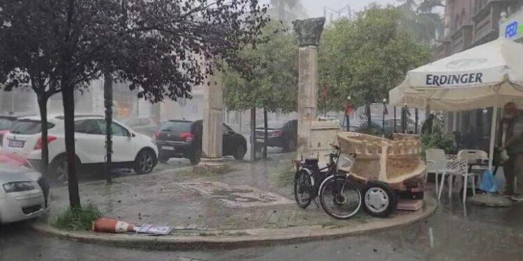 STUHI EDHE RESHJE NË DURRËS/ Probleme në qarkullim, ndërpritet lundrimi i anijeve