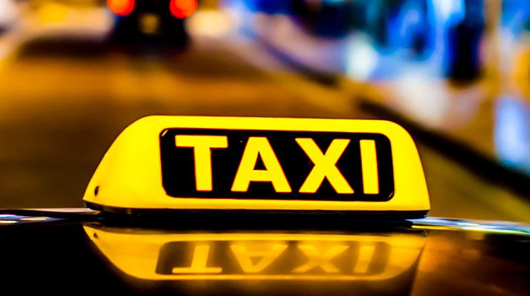 NDODH EDHE KJO! I huaji rrëmben taksinë në autostradën Tiranë-Durrës, e arrestojnë në Elbasan