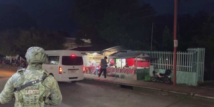 PO UDHËTONIN DREJT SHBA/ Ushtarët qëllojnë me armë zjarri emigrantët, 6 të vrarë