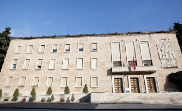 MIRATOHET BONUSI I PENSIONISTËVE/ Qeveria i jep “dritën jeshile” kthimit të parave për profesionistët e lirë