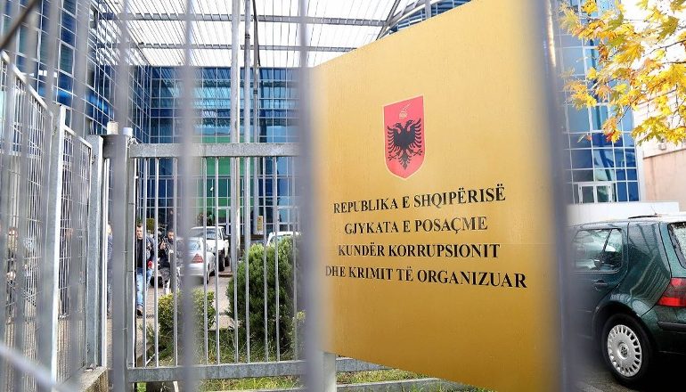 NDIHMOI EMIGRANTËT E PALIGJSHËM TË KALONIN KUFIRIN/ GJKKO lë në burg Arsen Cakën