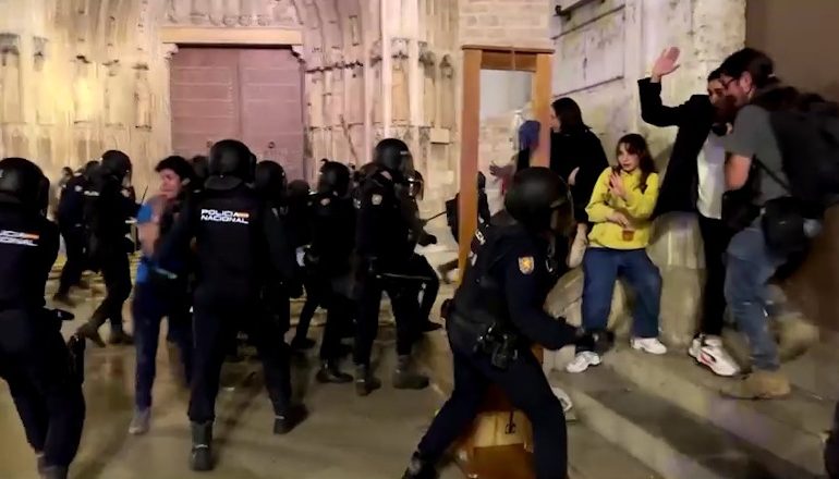 PËRMBYTJET/ Përplasje të dhunshme mes policisë dhe protestuesve në Valencia të Spanjës