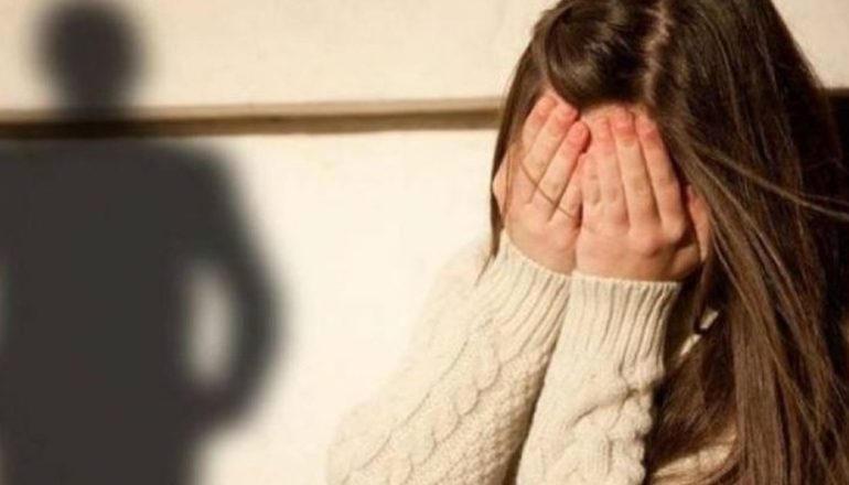 SHOKUESE NË KURBIN/ Arrestohet 53 vjeçari, dyshohet se kreu marrëdhënie seksuale e dhunoi vajzën e tij të mitur