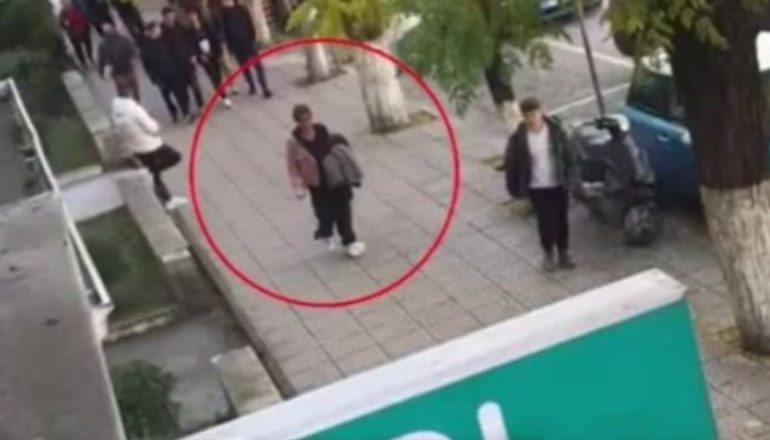 “MË JEP PARATË”/ Kërcënoi me thikë dhe plagosi të moshuarën për ta grabitur, arrestohet 43-vjeçarja