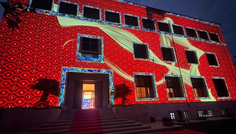 FOTOLAJM/ Presidenca ‘vesh’ dekorin e festave, ndriçohet nga drita shumëngjyrëshe