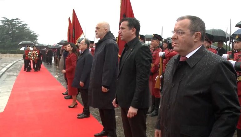 29 NËNTORI/ Krerët e shtetit homazhe në Varrezat e Dëshmorëve! Ambasada e ShBA-së: Koha për të nderuar…