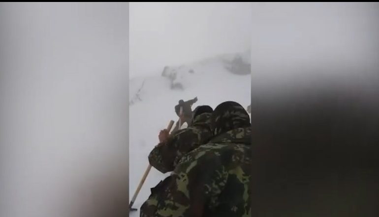 ISHIN BLLOKUAR MES BORËS NË MALIN E KORABIT/ Ushtria shpëton 3 banorë bashkë me tufën e kuajve