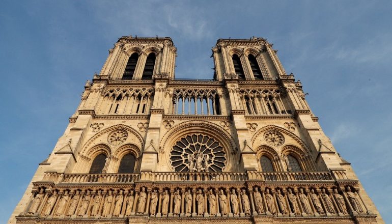 NOTRE DAME HAPET 5 VITE PAS ZJARRIT/ Macron viziton katedralen e rindërtuar
