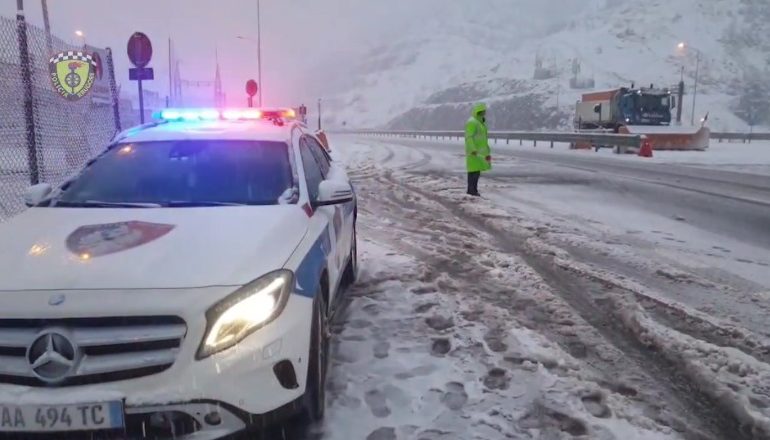 RESHJET E DENDURA TË DËBORËS NË RRUGËN E KOMBIT DHE NË BULQIZË/ Policia apel shoferëve: Pajisuni me zinxhirë dhe goma dimërore…