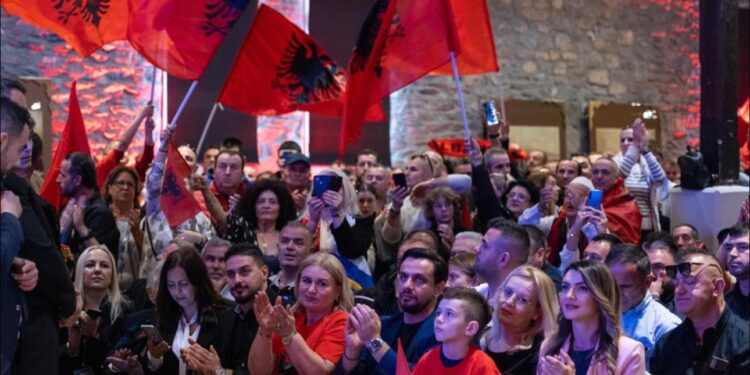“SELANIKU KUQEZI”/ Rama publikon albumin e takimit me shqiptarët e Greqisë