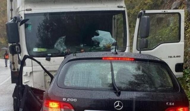 E RËNDË/ Aksident i trefishtë në aksin Përrenjas-Librazhd, kamioni merr para dy automjete