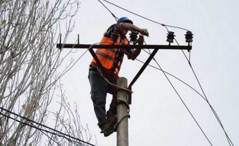 MOTI I KEQ/ Disa fshatra në Vaun e Dejës pa energji elektrike! Rrëshqitje dherash në rrugët e Fushë-Arrëzit