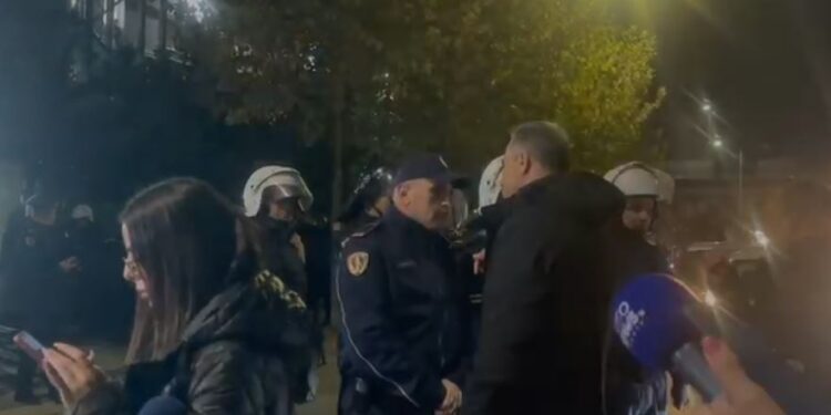 PROESTA E PD/ Edhe Luçiano Boçi përplaset me efektivët, Policia thirrje me megafon që të lirohet rruga: Do zbatojmë ligjin!