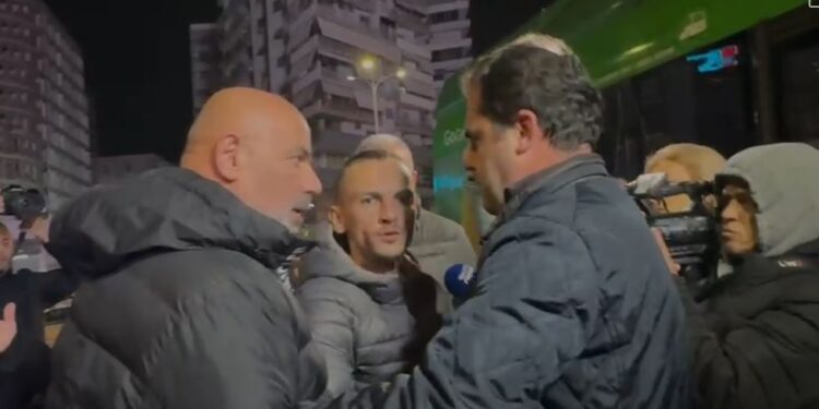 “MOS PREK PUNONJËSIN E POLICISË”/ Deputeti i PD pengon arrestimin e një protestuesi: Bëni kallëzim