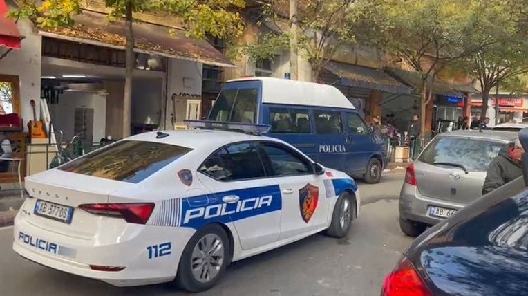 E RËNDË/ Pa jetë brenda banesës, komshinjtë njoftojnë policinë, burri kishte disa ditë që…