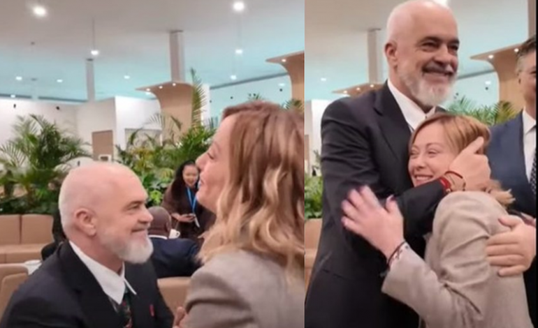 FOTOLAJM/ Rama i ulet në gjunjë Melonit dhe e përqafon