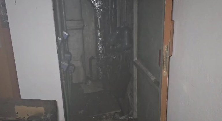 ZJARR NË KORÇË/ Flakët përfshijnë ambientet e brendshme të një pallati 8-katësh