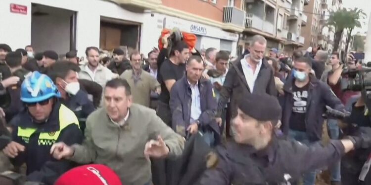 PËRMBYTJA TRAGJIKE NË SPANJË/ Qytetarët sulmojnë Mbretin me baltë: Vrasës