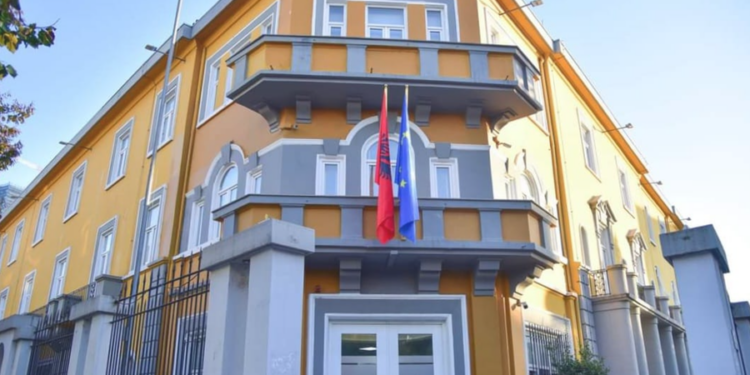 VRASJA E 14-VJEÇARIT NË SHKOLLË/ Vjen reagimi i parë i Ministrisë së Arsimit dhe Sportit