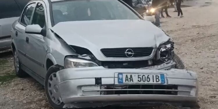 AKSIDENT NË LUSHNJE/ Makina del nga rruga dhe përplas dy mjete të parkuara