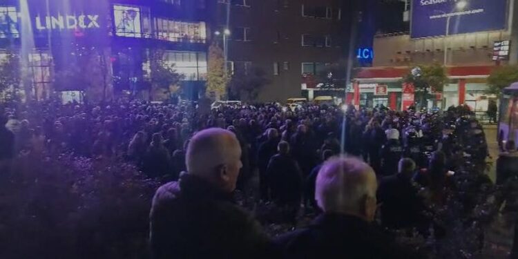 PROTESTA E PD/ Mbështetësit e Berishës bllokojnë “Zogun e Zi”, policia devijon trafikun