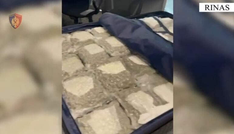 EMRI/ Tentoi të fuste rreth 27 kg drogë nga Dubai në Shqipëri, arrestohet në Rinas 21-vjeçari