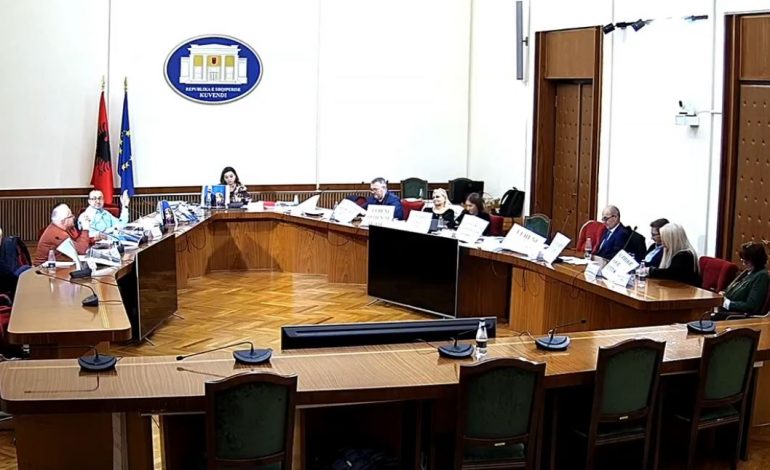 “KA DY DITË QË RRI ATJE DHE PI ALKOOL”/ Debatet PD-PS për dëshminë e Beqajt. Korreshi: Ne plaka s’na jep një gjel deti, ju…