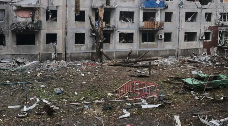 MILIONA PERSONA NË ARRATI DHE DËMET NË EKONOMI/ Pasoja e 1000 ditëve luftë në Ukrainë