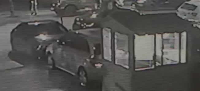U EKZEKUTUA ME GJASHTË PLUMBA/ Dalin PAMJET nga atentati ndaj Klaudio Prendit. Viktima futet në automjet, autorët…