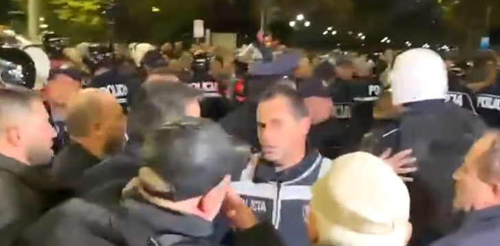 NIS ME TENSIONE PROTESTA E OPOZITËS/ Noka e Sula përplasen me efektivët, ka të shoqëruar