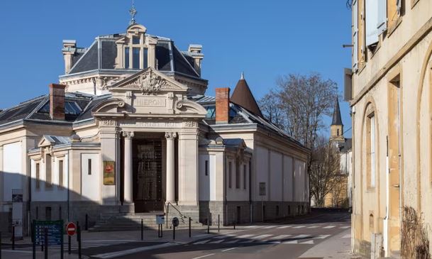 GRABITET MUZEU NË FRANCË/ Banda e armatosur vjedh bizhuteritë me vlerë 7 mln euro
