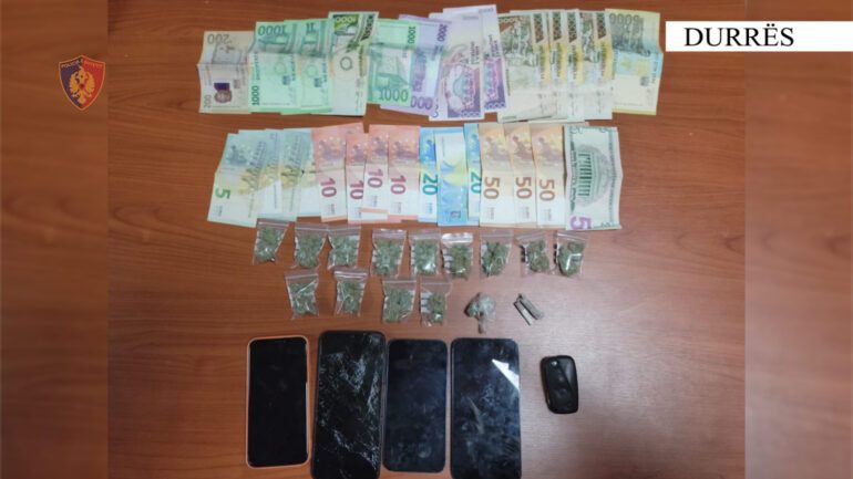 E PËSON KEQ/ Me dhjetëra doza kanabis në makinë, arrestohet 22-vjeçari në Durrës