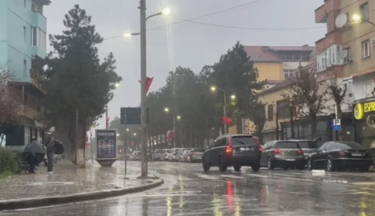 MOTI ME SHI/ Rënie gurësh në disa akse të Kukësit, disa zona pa energji elektrike
