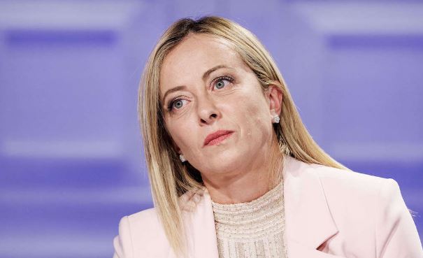 “MISIONI U KRYE”/ Opozita në Itali “shpërthen” në kritika drejt Melonit pas largimit të oficerëve nga qendrat e emigrantëve në Shqipëri