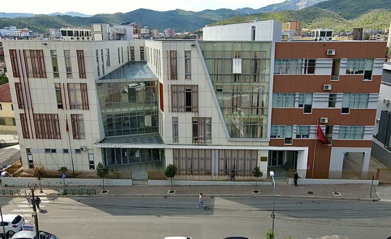 U AKUZUAN PËR KORRUPSION/ Prokuroria e Elbasanit nxjerr urdhër ndalimi për të gjithë pedagogët e shoqëruar sot në polici