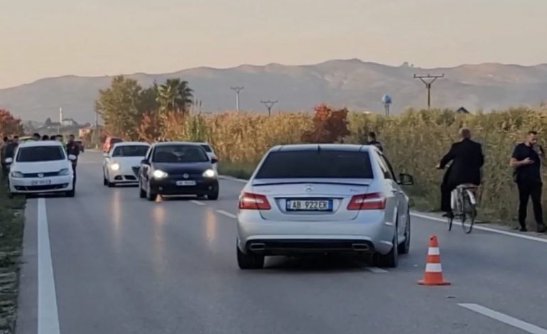 E RËNDË/ Sapo zbriti nga motori, 60-vjeçari përplaset nga makina në Lushnjë (EMRI)