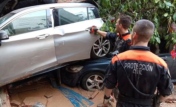 MREKULLI PAS TRAGJEDISË NË VALENCIA/ Gjendet e gjallë gruaja që ishte bllokuar brenda makinës për 3 ditë