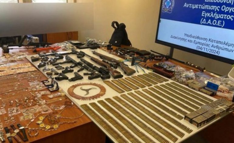E PËSON KEQ SHQIPTARJA/ Arrestohet 25-vjeçarja në Greqi, pjesë e grupit kriminal që trafikonte armë
