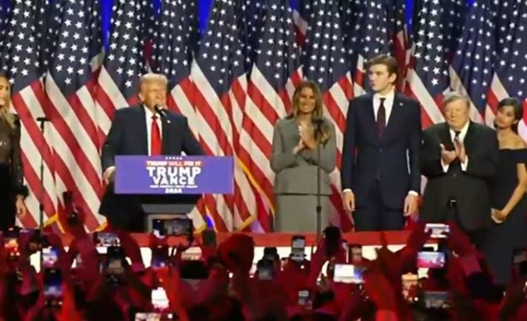 PRESIDENCIALET/ Donald Trump shfaqet në skenë krah bashkëshortes së tij, Melania Trump! Pritet me brohoritje