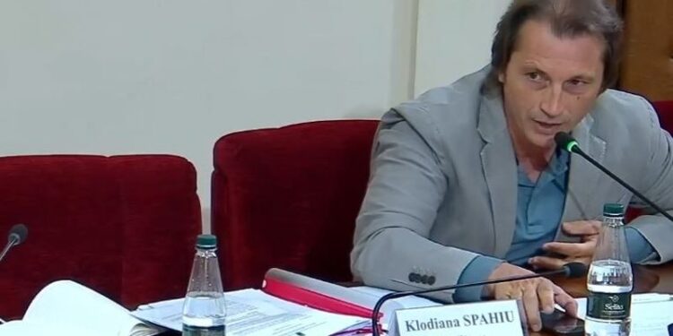 “MBYLLE GOJËN, OSE DO TË…”/ Deputeti i PS debat me Vokshin: Karriget ju frymëzojnë më shumë kur i digjni